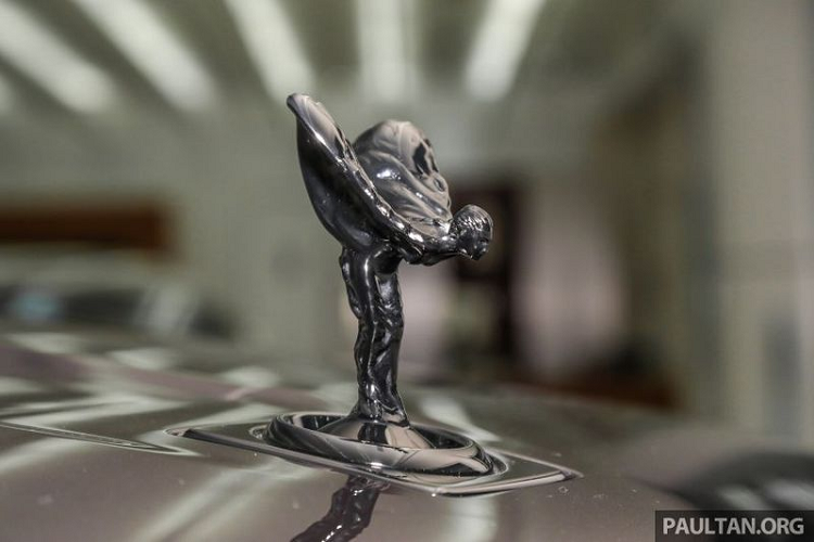Biểu tượng Spirit of Ecstasy cũng được chế tác trong crôm đen bóng độc đáo. Trong khi đó, các nan lưới tản nhiệt dù chuyển sang màu đen nhưng vẫn được hoàn thiện bằng lớp cờ-rôm sáng bóng để phản chiếu khung lưới tản nhiệt bao quanh.