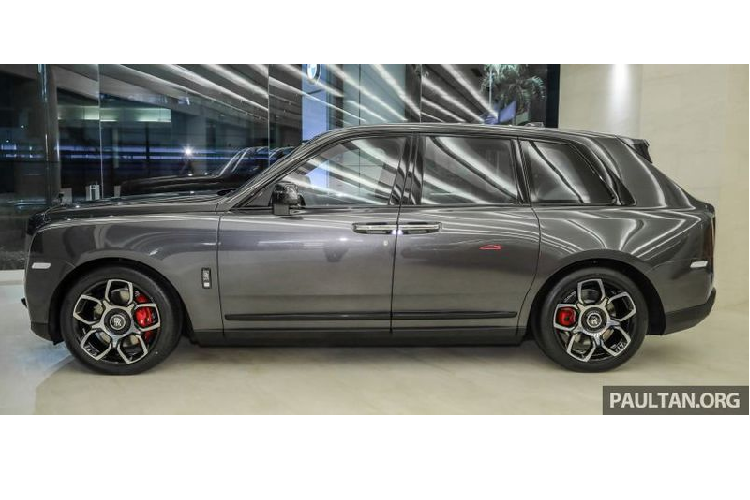 Hệ thống treo của chiếc SUV hàng đầu thế giới cũng được nâng cấp để mang lại động lực lái tốt hơn nhưng vẫn giữ được cân bằng tối ưu giữa tính thể thao và sự tinh tế, trải nghiệm sang trọng của một chiếc Cullinan. Tại Malaysia, giá xe Rolls-Royce Cullinan Black Badge từ 1,7 triệu RM (khoảng 9,379 tỷ đồng) chưa gồm thuế, phí và các tùy chọn. Trong khi đó, ở Thái Lan, giá khởi điểm của Cullinan Black Badge là từ 37.8 triệu Bath (khoảng 28 tỷ đồng).
