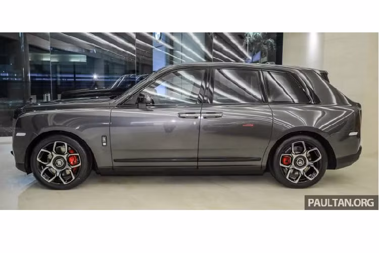 Hệ thống treo của chiếc SUV hàng đầu thế giới cũng được nâng cấp để mang lại động lực lái tốt hơn nhưng vẫn giữ được cân bằng tối ưu giữa tính thể thao và sự tinh tế, trải nghiệm sang trọng của một chiếc Cullinan. Tại Malaysia, giá xe Rolls-Royce Cullinan Black Badge từ 1,7 triệu RM (khoảng 9,379 tỷ đồng) chưa gồm thuế, phí và các tùy chọn. Trong khi đó, ở Thái Lan, giá khởi điểm của Cullinan Black Badge là từ 37.8 triệu Bath (khoảng 28 tỷ đồng).