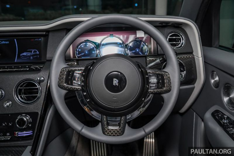 Một điểm thú vị khác là trần xe bọc da màu đen và được dệt từ 1.344 sợi quang, tái hiện hình ảnh bầu trời đêm lấp lánh siêu chân thực với điểm nhấn là 8 ngôi sao đổi ngôi tuyệt đẹp ở vị trí trần xe phía trước.