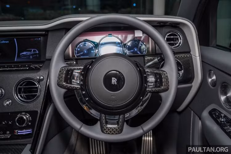 Một điểm thú vị khác là trần xe bọc da màu đen và được dệt từ 1.344 sợi quang, tái hiện hình ảnh bầu trời đêm lấp lánh siêu chân thực với điểm nhấn là 8 ngôi sao đổi ngôi tuyệt đẹp ở vị trí trần xe phía trước.