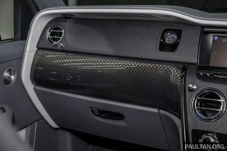 Lớp trang trí đặc biệt mà đội ngũ kỹ sư của Rolls-Royce dành cho cabin Cullinan Black Badge có tên Technical Carbon, đó là những tấm trang trí bằng sợi carbon dệt trần có hiệu ứng 3 chiều độc đáo.