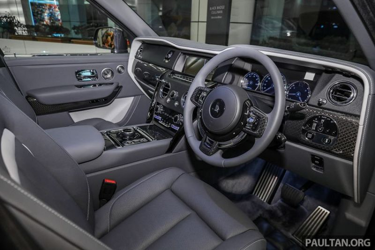 Cullinan Black Badge tiếp tục được nâng cấp diện mạo với bộ la-zăng rèn 22 inch được "thửa riêng" cho Cullinan Black Badge, với hình dạng vừa giống bánh răng, vừa giống biểu tượng vô cực để thể hiện khả năng vận hành vô hạn của chiếc xe. Đi kèm là kẹp phanh màu đỏ bóng cao.