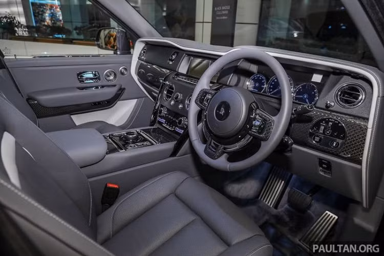 Cullinan Black Badge tiếp tục được nâng cấp diện mạo với bộ la-zăng rèn 22 inch được "thửa riêng" cho Cullinan Black Badge, với hình dạng vừa giống bánh răng, vừa giống biểu tượng vô cực để thể hiện khả năng vận hành vô hạn của chiếc xe. Đi kèm là kẹp phanh màu đỏ bóng cao.