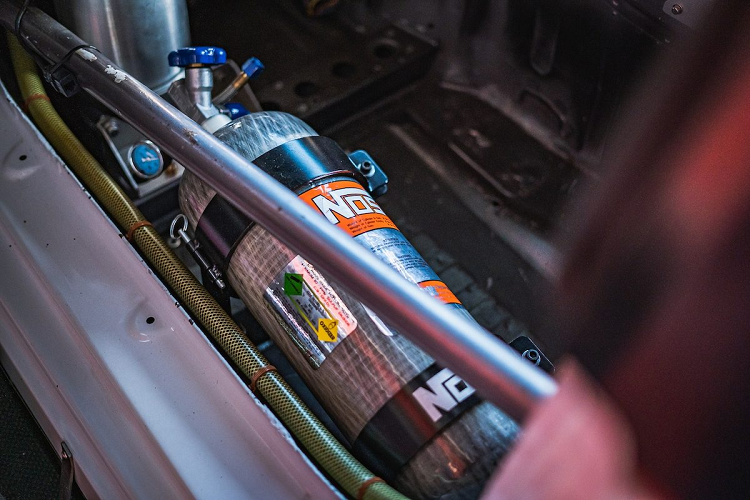 Với sự nâng cấp này, chiếc xe giờ đây sở hữu sức mạnh lên đến 1.000 mã lực. Xe sử dụng hộp số tuần tự 7 cấp Holinger RD6S, truyền sức mạnh đến bánh sau, đi cùng bộ ly hợp đĩa kép bằng carbon. Top Fuel sử dụng phanh và hệ thống treo của Endless, lò xo giảm chấn do Eibach cung cấp.