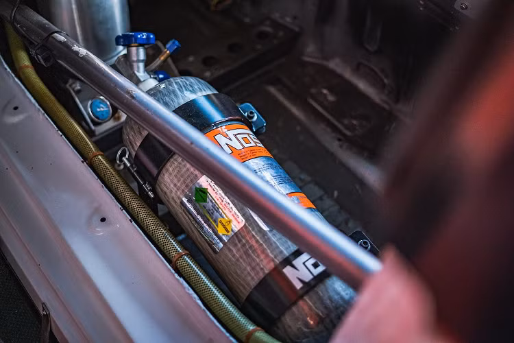 Với sự nâng cấp này, chiếc xe giờ đây sở hữu sức mạnh lên đến 1.000 mã lực. Xe sử dụng hộp số tuần tự 7 cấp Holinger RD6S, truyền sức mạnh đến bánh sau, đi cùng bộ ly hợp đĩa kép bằng carbon. Top Fuel sử dụng phanh và hệ thống treo của Endless, lò xo giảm chấn do Eibach cung cấp.