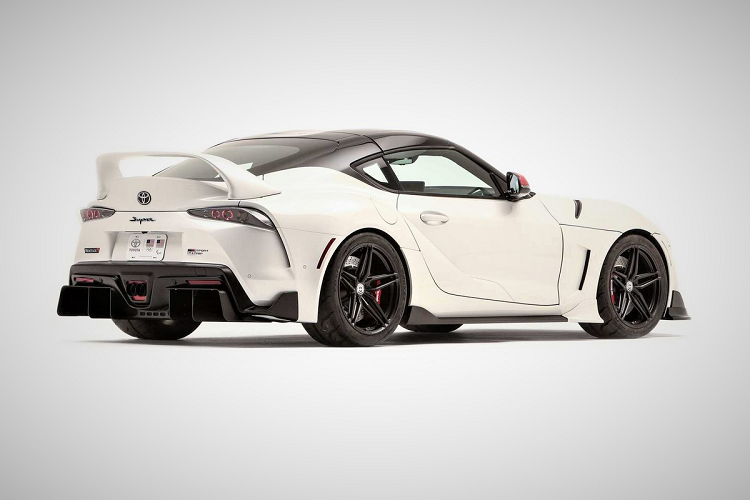 Chiếc xe thể thao Toyota GR Supra thiết kế với mui cứng có thể đóng mở và phần khung phía sau mang phong cách targa (khung cố định). Kiểu dáng này khác biệt với loại mui mềm có thể xếp gọn hoàn toàn vào cốp sau trên BMW Z4, mẫu xe chia sẻ nền tảng khung gầm với Toyota Supra.