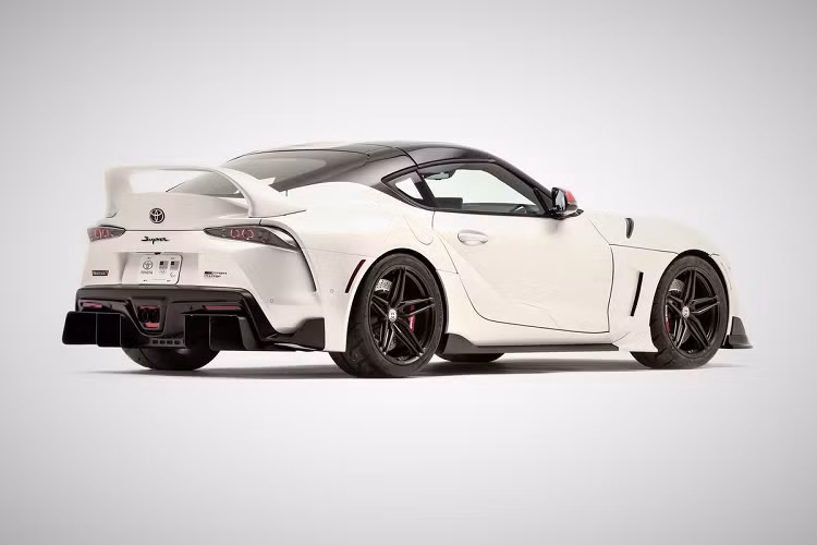 Chiếc xe thể thao Toyota GR Supra thiết kế với mui cứng có thể đóng mở và phần khung phía sau mang phong cách targa (khung cố định). Kiểu dáng này khác biệt với loại mui mềm có thể xếp gọn hoàn toàn vào cốp sau trên BMW Z4, mẫu xe chia sẻ nền tảng khung gầm với Toyota Supra.