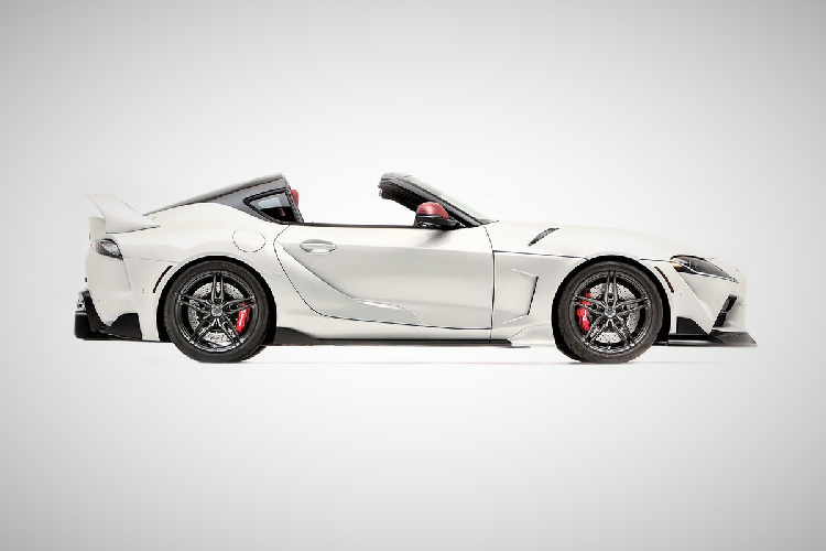 Đây có thể xem là cách Toyota tri ân thế hệ Supra thứ 4 (Mark IV) vốn cũng có biến thể mui trần targa. So với các phiên bản coupe, chiếc Toyota GR Supra Sport Top được bổ sung các chi tiết ngoại thất để cải thiện tính khí động học như cánh hướng gió gầm phía trước, hốc thoát gió cạnh hốc bánh xe, bộ khuếch tán không khí phía sau và đuôi gió giống với Supra Mark IV.