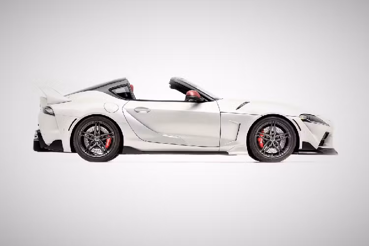 Đây có thể xem là cách Toyota tri ân thế hệ Supra thứ 4 (Mark IV) vốn cũng có biến thể mui trần targa. So với các phiên bản coupe, chiếc Toyota GR Supra Sport Top được bổ sung các chi tiết ngoại thất để cải thiện tính khí động học như cánh hướng gió gầm phía trước, hốc thoát gió cạnh hốc bánh xe, bộ khuếch tán không khí phía sau và đuôi gió giống với Supra Mark IV.