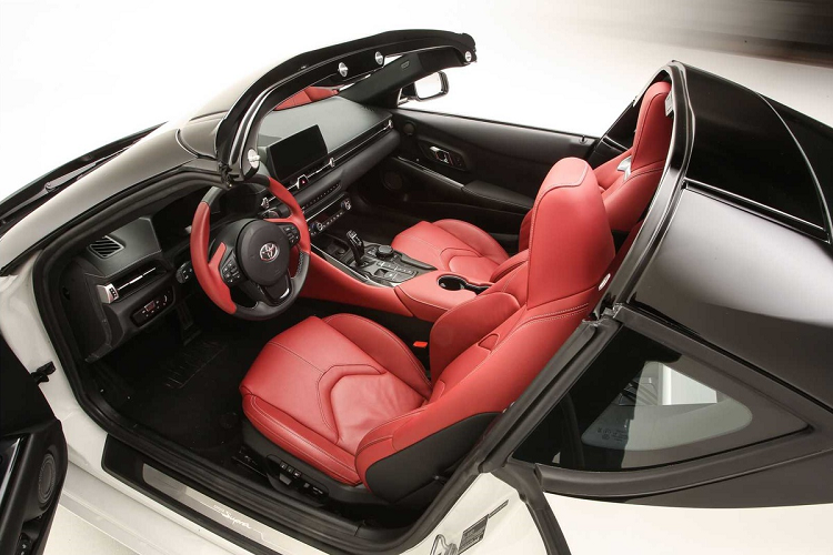 Thiết kế chung ở khoang lái không có sự thay đổi nào, điểm nhấn đến từ việc nội thất 2 chỗ ngồi của Toyota GR Supra Sport Top mới được phối 2 màu đen và đỏ tạo sự đối lập.