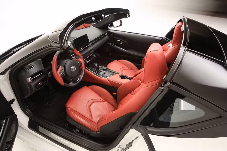 Thiết kế chung ở khoang lái không có sự thay đổi nào, điểm nhấn đến từ việc nội thất 2 chỗ ngồi của Toyota GR Supra Sport Top mới được phối 2 màu đen và đỏ tạo sự đối lập.