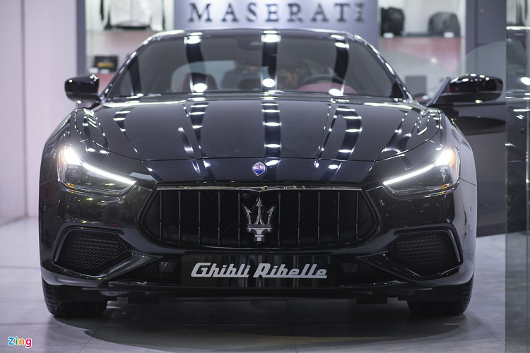 Trong tiếng Italy, "ribelle" có nghĩa là nổi loạn. Do đó, chiếc Maserati Ghibli Ribelle đặc biệt này có một số chi tiết phá cách hơn bản tiêu chuẩn. So với Ghibli tiêu chuẩn, phiên bản Ribelle nổi bật với màu sơn đen ánh kim Nero Ribelle.
