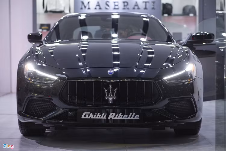 Trong tiếng Italy, "ribelle" có nghĩa là nổi loạn. Do đó, chiếc Maserati Ghibli Ribelle đặc biệt này có một số chi tiết phá cách hơn bản tiêu chuẩn. So với Ghibli tiêu chuẩn, phiên bản Ribelle nổi bật với màu sơn đen ánh kim Nero Ribelle.