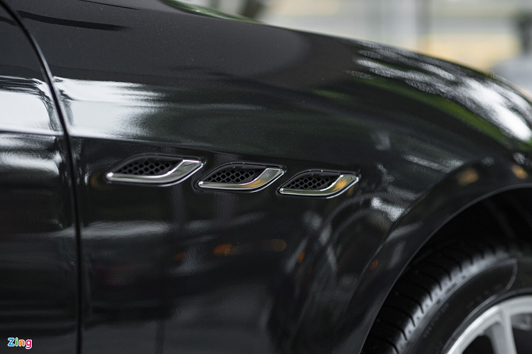 Maserati Ghibli có kích thước dài x rộng x cao lần lượt là 4.971 x 1.945 x 1.461 (mm), chiều dài cơ sở 2.998 mm. So với đối thủ trong nhóm sedan thể thao hạng sang là Porsche Panamera, Ghibli ngắn hơn 78 mm, rộng hơn 8 mm và cao hơn 35 mm. 