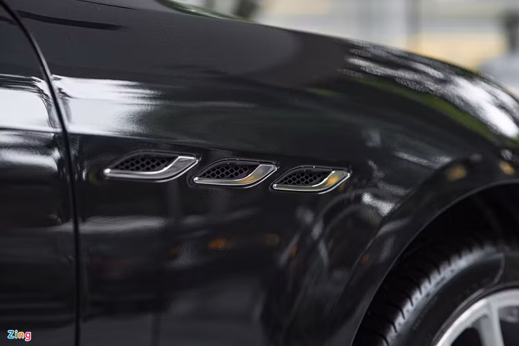 Maserati Ghibli có kích thước dài x rộng x cao lần lượt là 4.971 x 1.945 x 1.461 (mm), chiều dài cơ sở 2.998 mm. So với đối thủ trong nhóm sedan thể thao hạng sang là Porsche Panamera, Ghibli ngắn hơn 78 mm, rộng hơn 8 mm và cao hơn 35 mm. 