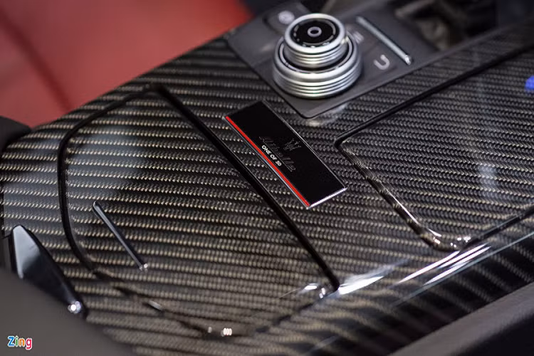 Khu vực điều khiển trung tâm được ốp sợi carbon. Huy hiệu "One of 30" và logo Ribelle xuất hiện ở khu vực này. 