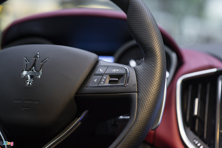 Vô-lăng thể thao bọc da cao cấp với đường chỉ khâu bằng tay. Là mẫu xe thể thao, Ghibli cũng có lẫy chuyển số sau vô-lăng. 