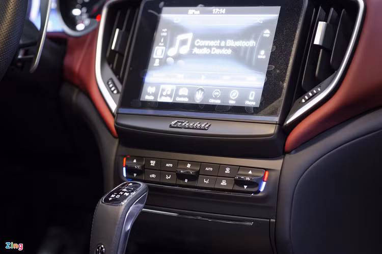 Còn lại, xe có màn hình thông tin giải trí cảm ứng 8,4 inch hỗ trợ kết nối Apple CarPlay/Android Auto. Các tính năng an toàn trên xe gồm cảnh báo điểm mù, cảnh báo lệch làn đường, hệ thống kiểm soát hành trình thích ứng, chống va chạm phía trước…