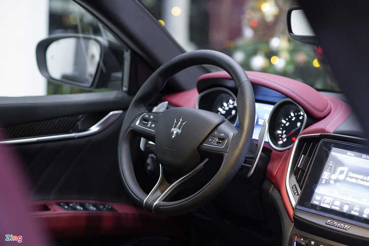 Ở bên trong, Ghibli Ribelle có nội thất tinh tế với bảng điều khiển trung tâm 2 tone màu đen đỏ, ốp cửa màu đen và bệ tỳ tay trung tâm màu đen.