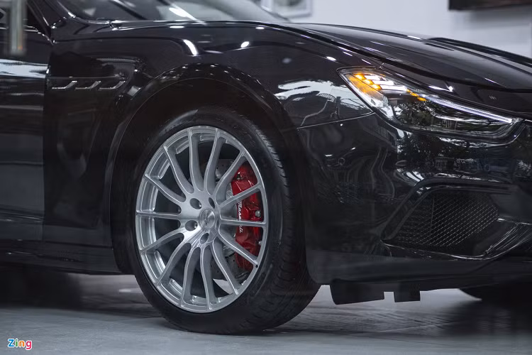 Maserati không công bố mức giá của phiên bản đặc biệt này. Hiện tại, Maserati Việt Nam đang phân phối Ghibli với 4 phiên bản là tiêu chuẩn, Grandsport, GrandLusso và S Q4 với giá từ 5,69 tỷ đến 6,9 tỷ đồng. Như vậy, chắc chắn rằng Ghibli Ribelle sẽ đắt hơn mức giá 6,9 tỷ đồng của bản S Q4 cao nhất.