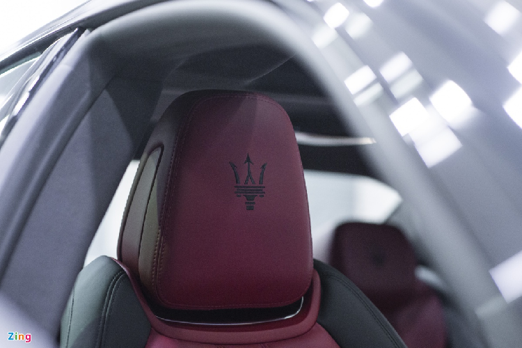 Ghibli Ribelle được trang bị bộ ghế ngồi thể thao bằng da cao cấp tone màu đen đỏ, kết hợp các đường chỉ khâu tương phản. Đây là điểm nhấn của phiên bản đặc biệt này.