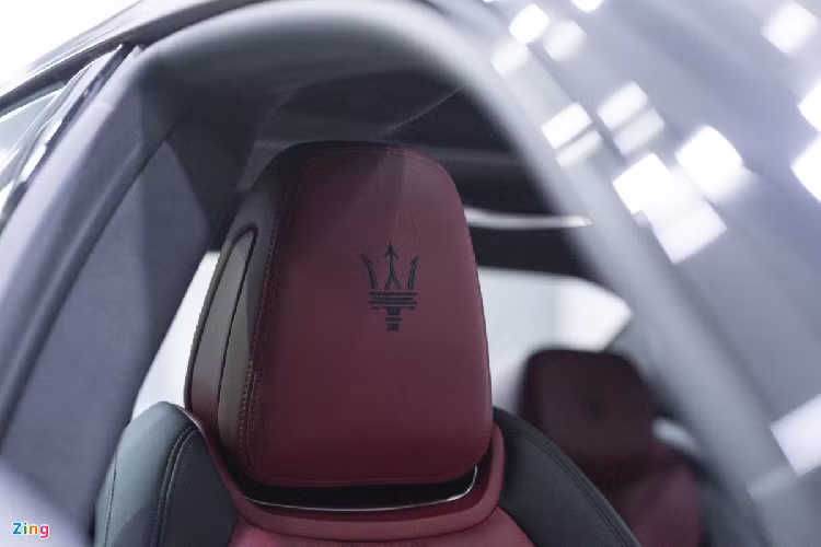 Ghibli Ribelle được trang bị bộ ghế ngồi thể thao bằng da cao cấp tone màu đen đỏ, kết hợp các đường chỉ khâu tương phản. Đây là điểm nhấn của phiên bản đặc biệt này.