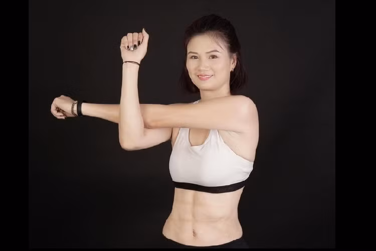  Cầu thủ Kim Huệ, sinh năm 1982 và sở hữu chiều cao lý tưởng 1,8 m, bắt đầu đến với bóng chuyền năm 14 tuổi. Cô gắn liền với chiếc áo số 5 của bóng chuyền nữ Việt Nam và luôn nổi bật mỗi khi trên sân với vẻ ngoài xinh đẹp. 