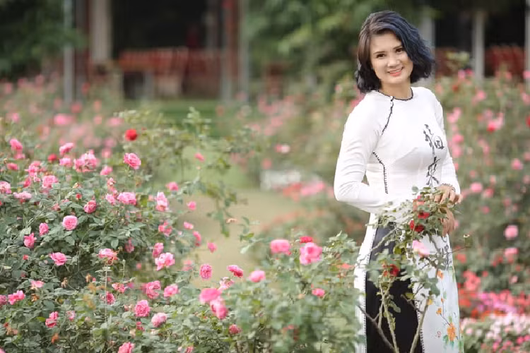 Trong sự nghiệp gần 20 năm thi đấu chuyên nghiệp, Kim Huệ gặt hái được vô số thành tích, cùng nhiều lần được bầu là "Hoa khôi bóng chuyền" ở các giải quốc tế được tổ chức tại Việt Nam.