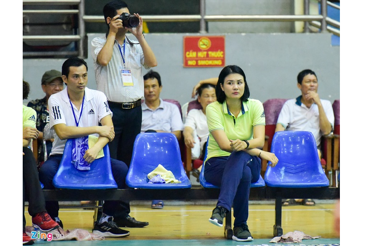 Hiện, Kim Huệ đã chuyển hẳn sang công tác huấn luyện, với vai trò HLV phó của đội NHCT. Ở tuổi 38, cô vẫn luôn gây chú ý trên sân bởi tên tuổi và nét đẹp không phai mờ theo thời gian. Ảnh: Việt Hùng.