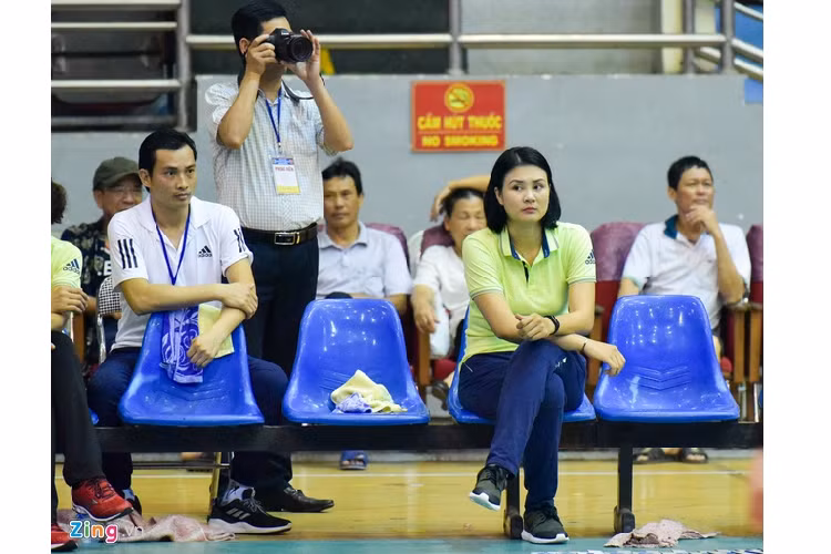 Hiện, Kim Huệ đã chuyển hẳn sang công tác huấn luyện, với vai trò HLV phó của đội NHCT. Ở tuổi 38, cô vẫn luôn gây chú ý trên sân bởi tên tuổi và nét đẹp không phai mờ theo thời gian. Ảnh: Việt Hùng.