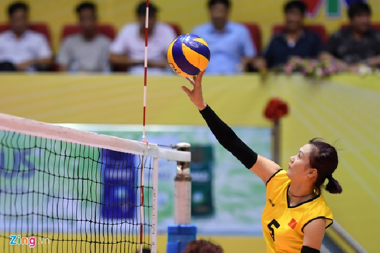 Phụ công xinh đẹp nổi tiếng với những pha chạy chiến thuật, đánh bóng một chân sau đầu. Những pha kết thúc sở trường của Kim Huệ bóng đi cắm và uy lực. Nhiều người hâm mộ gọi đây là pha bóng mang "thương hiệu" Kim Huệ. Ảnh: Anh Tuấn. 