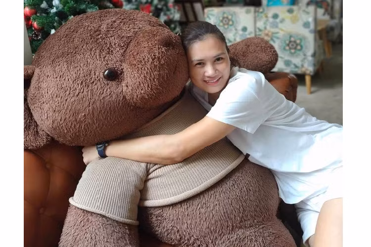 Năm 2017, Kim Huệ tuyên bố giải nghệ và chuyển sang làm công tác huấn luyện ở đội bóng NHCT. Dù vậy năm 2018 khi đội bóng gặp khó khăn, cô quyết định trở lại để dẫn dắt đàn em. Kim Huệ không còn ở đỉnh cao phong độ, nhưng vẫn thể hiện được bản lĩnh, kinh nghiệm trên sân.