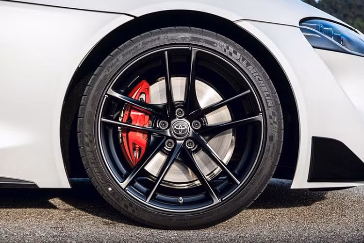 Tuy nhiên, cơ cấu chỉnh điện của ghế được loại bỏ và thay vào đó người dùng phải chỉnh cơ. Tương tự như các phiên bản sử dụng khối động cơ 2.0L khác, hộp số trên xe là phiên bản 8 cấp 8HP do ZF sản xuất. Toyota Supra 2.0 có khả năng tăng tốc 0-100 km/h trong 5,2 giây (với việc sử dụng chức năng Launch Control), trước khi đạt vận tốc tối đa bị giới hạn điện tử ở mức 250 km/h.