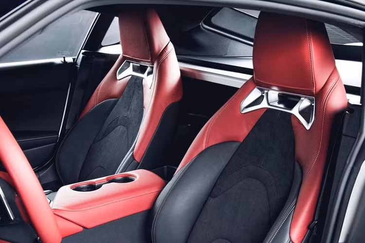 Vô lăng thể thao của xe mang 2 tông màu là đỏ và đen được bọc da cao cấp cùng các phím bấm đa chức năng. Bảng đồng hồ taplo phối hợp cùng với màn hình hiển thị nhỏ, cho phép người dùng quan sát các thông tin vận hành nhanh chóng nhất. Màn hình giải trí trung tâm của xe có kích thước 8,8 inch. Hệ thống giải trí 10 loa trên phiên bản cũ giờ được thay thế bằng hệ thống âm thanh tiêu chuẩn 4 loa.