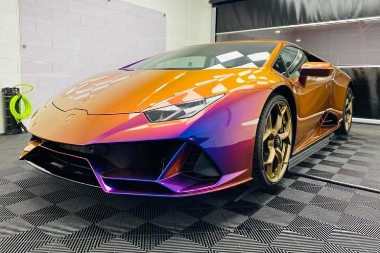 Giống với những chiếc siêu xe khác, Lamborghini Huracán EVO mới cũng được cung cấp chương trình cá nhân hóa thông qua bộ phận Ad Personam. Thông qua chương trình này, chiếc siêu xe của khách hàng sẽ được lên cấu hình theo đúng những gì mà họ mong muốn, vượt xa những gì mà Lamborghini cung cấp thông thường. Và từ đó, mỗi chiếc Lamborghini khi lăn bánh khỏi nhà máy đều có thể trở thành chiếc xe độc nhất thế giới, thể hiện được tính cách của chính chủ nhân nó.