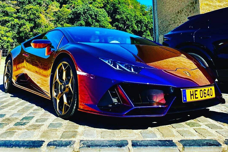 Về ngoại thất, một số những nâng cấp nhẹ được Lamborghini thực hiện. Phía trước, cản trước cùng hốc gió được tinh chỉnh phù hợp hơn khi được trang bị công nghệ ALA. Hai bên hông không có gì thay đổi ngoại trừ hai khe gió tản nhiệt phía dưới. Phía sau được thay đổi khá nhiều khi ống xả được mang lên trên giống với Huracán Performante, khuếch tán phía dưới được kéo dài ra sau cùng một cánh gió nhỏ phía trên.