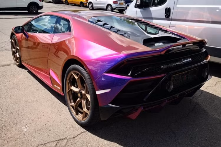 Thay đổi nổi bật nhất bên trong nội thất có thể kể đến là màn hình trung tâm cảm ứng có kích thước 8.4 inch. Đi cùng màn hình này là công nghệ Advanced Connectivity cho phép kết nối xe và người lái thông qua việc chạm để điều chỉnh nhiều chức năng cũng như ra lệnh bằng giọng nói. Giá xe Lamborghini Huracán EVO sẽ được bán ra khởi điểm từ 261.274 Đô-la. Với một chiếc được cá nhân hóa sâu như thế này, giá bán có thể dễ dàng tiệm cận với mức nửa triệu USD.