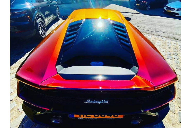 Lamborghini Huracán EVO vẫn sử dụng động cơ V10 5,2 lít hút khí tự nhiên của dòng baby-Lambo, nhưng sức mạnh được tinh chỉnh để sản sinh ra 640 mã lực và 600 Nm mô-men xoắn, ngang với mẫu xe “đường đua” Huracán Performante. Khối lượng của xe vẫn giữ nguyên ở mức 1.422 kg. Lamborghini Huracán EVO có khả năng tăng tốc 0-100 km/h trong 2,9 giây, nhanh hơn 0,3 giây so với trước đây và vận tốc tối đa đạt 325 km/h.