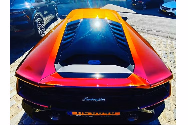 Lamborghini Huracán EVO vẫn sử dụng động cơ V10 5,2 lít hút khí tự nhiên của dòng baby-Lambo, nhưng sức mạnh được tinh chỉnh để sản sinh ra 640 mã lực và 600 Nm mô-men xoắn, ngang với mẫu xe “đường đua” Huracán Performante. Khối lượng của xe vẫn giữ nguyên ở mức 1.422 kg. Lamborghini Huracán EVO có khả năng tăng tốc 0-100 km/h trong 2,9 giây, nhanh hơn 0,3 giây so với trước đây và vận tốc tối đa đạt 325 km/h.