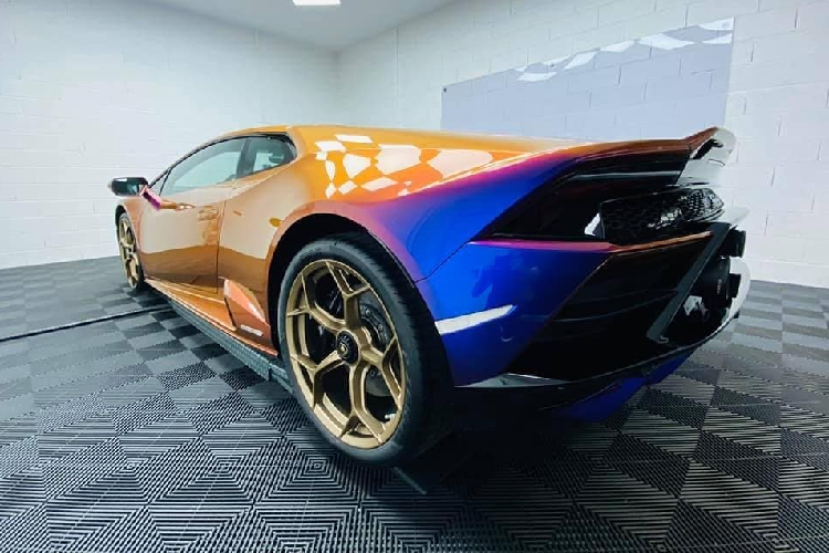 Chiếc Lamborghini Huracán EVO màu độc này là một trong những chiếc siêu xe được cá nhân hóa một cách đặc biệt thông qua bàn tay của những người thợ đầy kinh nghiệm thuộc bộ phận Ad Personam. Ngay từ ngoại thất, chiếc xe đã khiến nhiều người ấn tượng với màu sơn có thể đổi từ tím sang xanh dương, cam tùy vào góc nhìn.