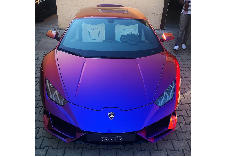 Được biết, màu sơn đặc biệt này được Lamborghini và Ad Personam gọi là Blu Hal, được nghiên cứu và phát triển đặc biệt để có thể mang nhiều màu sơn của Lamborghini lên một mẫu xe, cùng một lúc. Trước đây, màu sơn này mới chỉ được sử dụng trên một chiếc Lamborghini Aventador SVJ và chiếc Huracán EVO này mới chỉ là chiếc xe thứ hai sử dụng màu sơn này. Được biết, số tiền mà chủ nhân của chiếc xe phải bỏ ra để sở hữu màu sơn này ở mức 80.000 Đô, tương đương khoảng 1,8 tỷ Đồng.