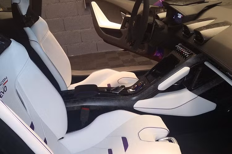 Gói nâng cấp ốp sợi carbon đúc Forged Composite cũng được trang bị bên trong khoang lái của chiếc xe này. Vì là một chiếc xe độc nhất, Lamborghini và Ad Personam đã không quên thêm vào trung tâm khoang lái logo Ad Personam với dòng chữ “Build for Drive Deluxe”, được đặt bên trong bảng hiệu hình lục giác, được làm bằng vật liệu Forged Composite.