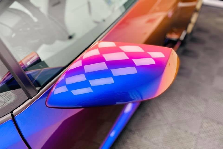 Ở bên ngoài, chiếc xe sở hữu bộ mâm Loge năm chấu, sử dụng ốc khóa tâm sơn đen, có kích thước 20 inch. Bộ mâm này cũng được bộ phận Ad Personam hoàn thiện với màu sơn đồng mờ thay cho màu đồng thông thường. Xe sử dụng hệ thống phanh gốm – carbon với cùm phanh màu đen. Ngoại thất được hoàn thiện với gói Style Package, nhờ đó bộ khuếch tán sau và cản trước được sơn đồng màu với toàn bộ thân xe, nắp động cơ bằng kính.