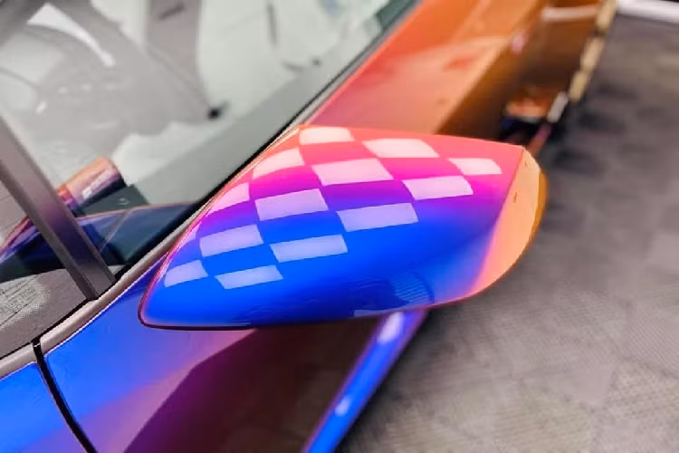 Ở bên ngoài, chiếc xe sở hữu bộ mâm Loge năm chấu, sử dụng ốc khóa tâm sơn đen, có kích thước 20 inch. Bộ mâm này cũng được bộ phận Ad Personam hoàn thiện với màu sơn đồng mờ thay cho màu đồng thông thường. Xe sử dụng hệ thống phanh gốm – carbon với cùm phanh màu đen. Ngoại thất được hoàn thiện với gói Style Package, nhờ đó bộ khuếch tán sau và cản trước được sơn đồng màu với toàn bộ thân xe, nắp động cơ bằng kính.