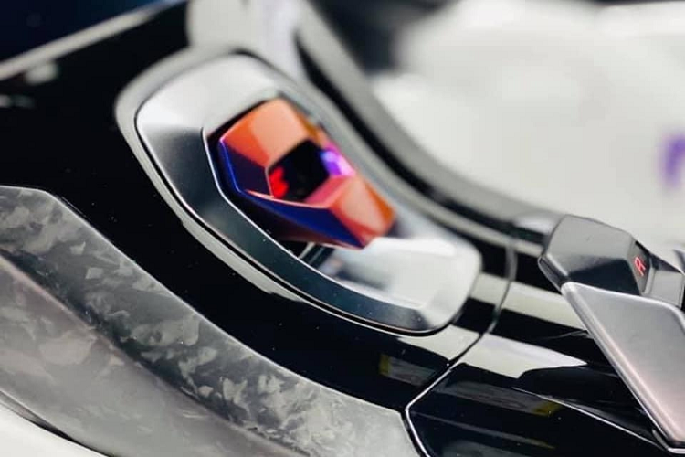 Một số chi tiết khác bên trong khoang lái cũng được Ad Personam đảm trách như vô lăng tích hợp nút chức năng bọc da Alcantara, chỉ khâu tương phản màu tím, nắp che nút khởi động màu Blu Hal, trụ điều khiển trung tâm bọc da màu đen Nero Ade,…