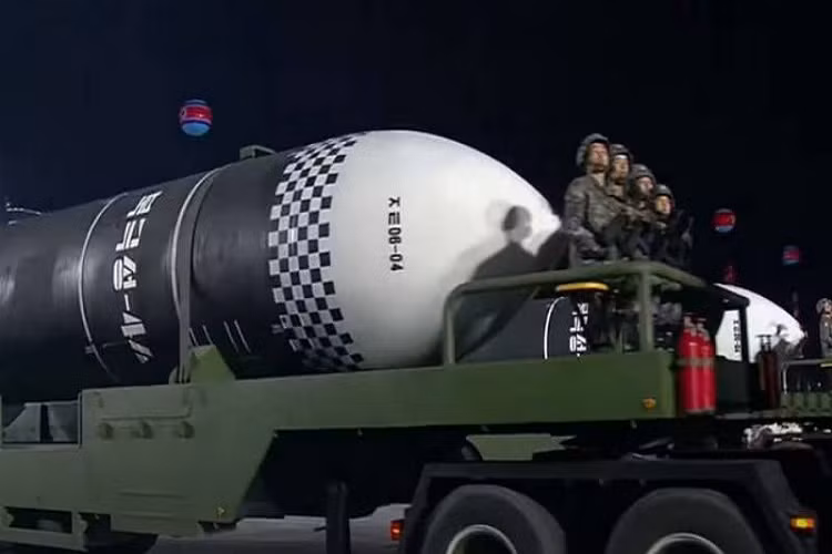 Cũng được trưng bày là Pukkykson-4A SLBM (tên lửa đạn đạo phóng từ tàu ngầm), vũ khí này được cho là có tầm bắn nằm trong khoảng 2.000 - 3.000 km, cho dù nhiều nguồn tin khẳng định con số là dưới 1.000 km.
