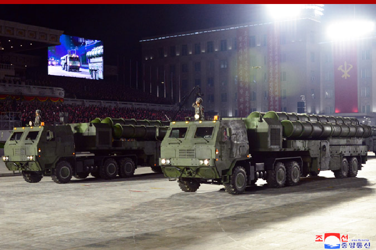 Tháp súng pháo lựu đặt ở trên nóc cũng thiết kế rất cồng kềnh và thô, điều này làm hạn chế lớn khả năng nâng hạ nòng của súng. Cả hai khối kính ngắm đặt bên phải dẫn đến việc tháp súng cũng phải đưa sang bên trái ,đây là vị trí của pháo thủ.