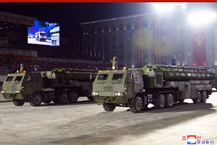 Tháp súng pháo lựu đặt ở trên nóc cũng thiết kế rất cồng kềnh và thô, điều này làm hạn chế lớn khả năng nâng hạ nòng của súng. Cả hai khối kính ngắm đặt bên phải dẫn đến việc tháp súng cũng phải đưa sang bên trái ,đây là vị trí của pháo thủ.