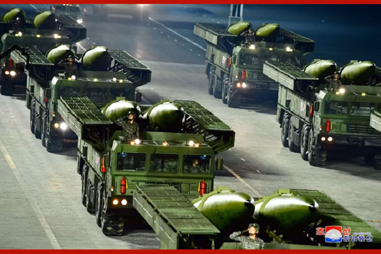 Điều này chủ yếu áp dụng cho trang bị của binh lính, xe bọc thép, hệ thống phòng không. Quân đội Triều Tiên đang dần loại bỏ các mẫu vũ khí lỗi thời do Liên Xô sản xuất, thay thế bằng các loại hiện đại hơn, được chế tạo độc lập hoặc với sự trợ giúp của Trung Quốc.